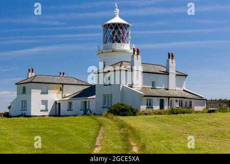 Il vecchio edificio del faro (costruito nel 1829) sulle scogliere di Caldey Island al largo della costa del Galles, Regno Unito Foto Stock