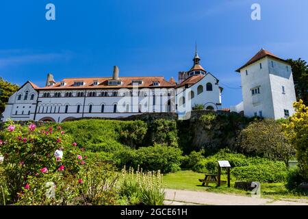 Isola di CALDEY, GALLES, Regno Unito - GIUGNO 15 2021: Il monastero storico e l'edificio dell'abbazia sulla Santa isola di Caldey al largo della costa di Tenby, Galles. Foto Stock