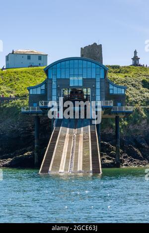 TENBY, GALLES - GIUGNO 15 2021: Il battello di salvataggio offshore classe Tamar RNLI 'Haydn Miller' viene lanciato dallo scivolo presso la stazione di scialuppa di salvataggio nella stoppa del resort Foto Stock