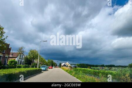 Nubi buie di tempesta sul canale anulare dello Zuidplaspolder in Olanda Foto Stock