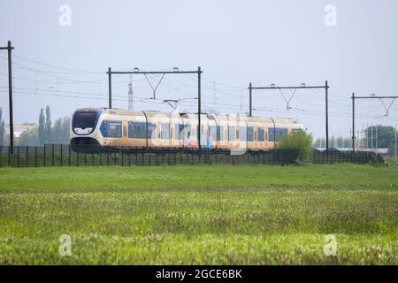 Treno SLT per pendolari tra Rotterdam e Gouda nello Zuidplaspolder Foto Stock