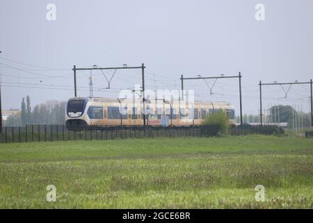 Treno SLT per pendolari tra Rotterdam e Gouda nello Zuidplaspolder Foto Stock