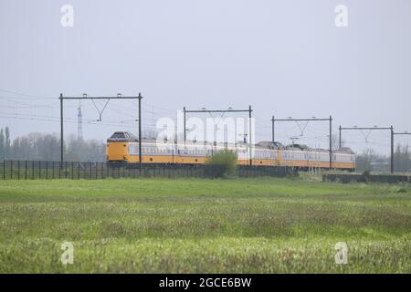 Treno interurbano ICM koploper tra Rotterdam e Gouda nello Zuidplaspolder Foto Stock