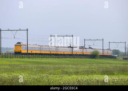 Treno interurbano ICM koploper tra Rotterdam e Gouda nello Zuidplaspolder Foto Stock