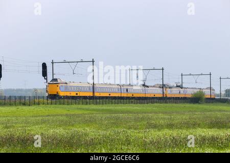 Treno interurbano ICM koploper tra Rotterdam e Gouda nello Zuidplaspolder Foto Stock