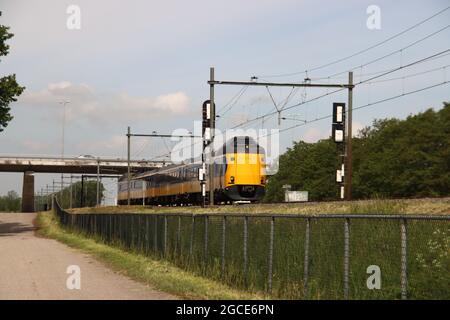 ICM Intercity Koploper di NS tra Gouda e l'Aia nello Zuidplaspolder Foto Stock