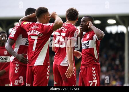 Marc Bola di Middlesbrough festeggia con i compagni di squadra dopo aver segnato il suo primo gol al fianco durante la partita del campionato Sky Bet a Craven Cottage, Londra. Data immagine: Domenica 8 agosto 2021. Foto Stock