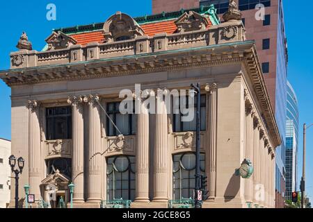l'ingresso storico dell'edificio e la facciata dell'architettura artistica di beaux a milwaukee Foto Stock