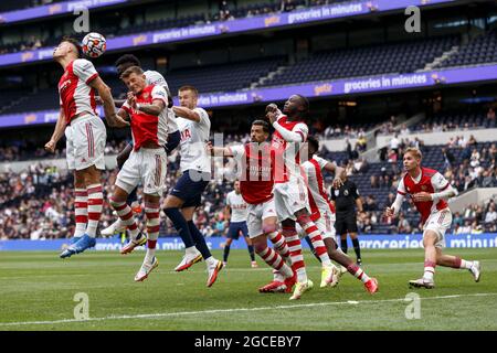 Londra, Regno Unito. 8 agosto 2021. I giocatori salteranno per un angolo durante la partita pre-stagionale tra Tottenham Hotspur e Arsenal al Tottenham Hotspur Stadium l'8 agosto 2021 a Londra, Inghilterra. (Foto di Daniel Chesterton/phcimages.com) Credit: PHC Images/Alamy Live News Foto Stock