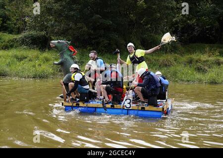 Lewes, Regno Unito. 8 agosto 2021. La gente del posto in gommoni fatti in casa partecipa alla corsa di poppa di Lewes sul fiume Ouse da Lewes a Newhaven. La Raft Race è un evento annuale organizzato da Lewes Round Table in aiuto di enti di beneficenza locali. Tradizionalmente, gli spettatori si allineano sulla riva del fiume e gettano uova e farina alle zattere con la gente sulle zattere proteggendosi con gli scudi fatti in casa. Credit: Grant Rooney/Alamy Live News Foto Stock