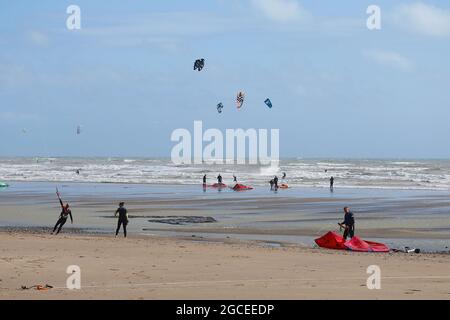 Campanatura, Sussex orientale, Regno Unito. 08 ago 2021. Regno Unito Meteo: Solo i surfisti kite esperti e i windsurfisti coraggiano le condizioni molto ventose a Camber, nel Sussex orientale, che approfittano del tempo ideale sulla costa sud-orientale. Photo Credit: Paul Lawrenson /Alamy Live News Foto Stock