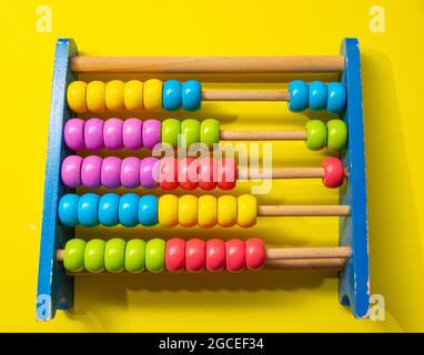 abacus colorato su sfondo giallo, concetto di apprendimento matematica e contabilità Foto Stock