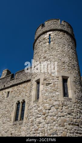 Idea di staycation. St Thomas Tower, palazzo medievale costruito da re Edoardo 1 nel 1275-1279, situato nel complesso Tower of London, East London, Inghilterra. Foto Stock