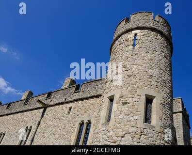 Idea di staycation. St Thomas Tower, palazzo medievale costruito da re Edoardo 1 nel 1275-1279, situato nel complesso Tower of London, East London, Inghilterra. Foto Stock