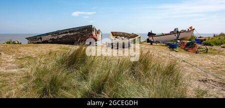 Barche da pesca sulla spiaggia a Sizewell Foto Stock