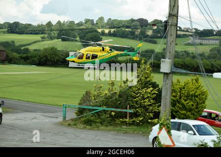 Wiltshire Air Ambulance subito dopo il decollo dal Purnells Cricket Club di Paulton, Somerset, Regno Unito Foto Stock