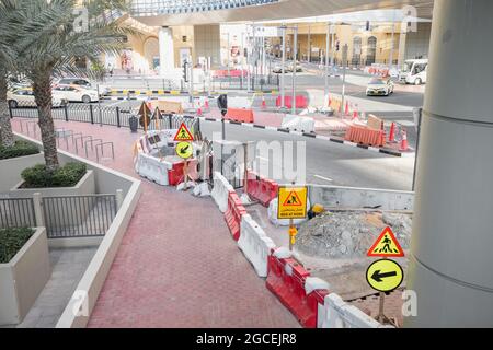 21 febbraio 2021, Dubai, Emirati Arabi Uniti: Costruzione e riparazione di una strada all'incrocio di strade nella zona di Dubai Marina Foto Stock