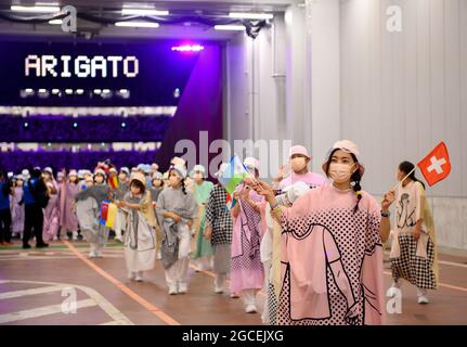 Tokyo, Giappone. 8 agosto 2021. Aiutanti a sventolare con Faehnchen, cerimonia di chiusura allo Stadio Olimpico, cerimonia di chiusura dello Stadio Olimpico, 08.08.2021 Olimpiadi estive 2020, dal 23.07. - 08.08.2021 a Tokyo/Giappone. Credit: dpa/Alamy Live News Foto Stock