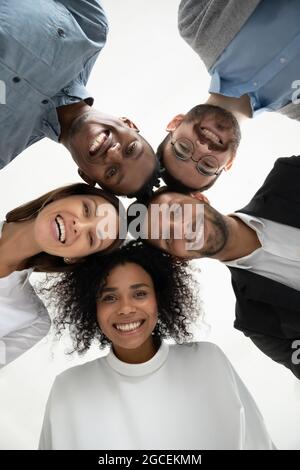 Ritratto ad angolo basso di sorridenti dipendenti diversi insieme Foto Stock