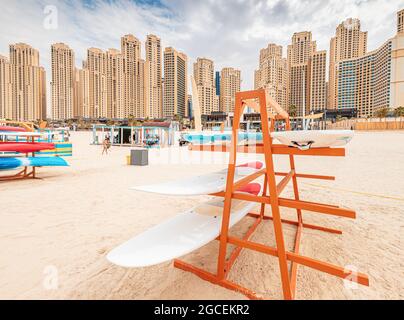 Stand con surf e sup tavole per il noleggio e il nuoto in mare a JBR Beach a Dubai. Sport acquatici e concetto di ricreazione Foto Stock