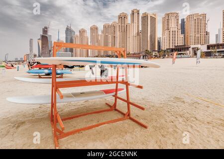 22 febbraio 2021, Dubai, Emirati Arabi Uniti: Stand con surf e sup tavole in affitto e nuoto in mare a JBR Beach a Dubai. Sport acquatici e attività ricreative Foto Stock