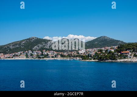 Isola di Hvar, Croazia - 30 Giugno 2020 - Vista della città vecchia di Hvar sull'isola di Hvar, Croazia, in una giornata di sole. Foto Stock