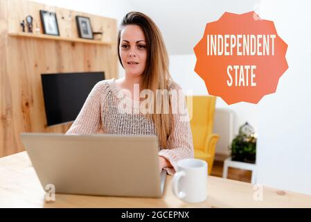 Segnale che visualizza stato indipendente. Concetto che significa capacità dello stato di essere indipendente e avere autonomia navigazione e chat nei social media Foto Stock