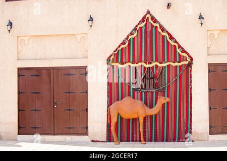 23 febbraio 2021, Dubai, Emirati Arabi Uniti: Scultura decorativa di un cammello sullo sfondo di una tenda di straccio nella zona di Bur Dubai Foto Stock