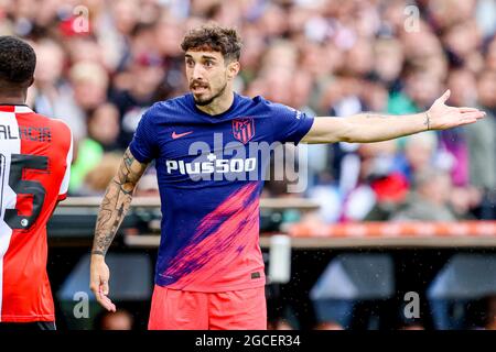 ROTTERDAM, PAESI BASSI - 8 AGOSTO: Sime Vrsaljko dell'Atletico Madrid si presenta sorpreso durante il pre-incontro amichevole tra Feyenoord e Atletico Madrid a De Kuip l'8 agosto 2021 a Rotterdam, Paesi Bassi (Foto di Herman Dingler/Orange Pictures) Foto Stock