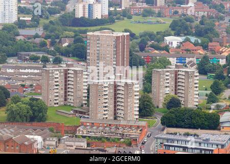 Naseby Grange High Rise Flats & Low Rise Flats Cromwell Heights nella zona di Burmantofts di Leeds, West Yorkshire, Regno Unito Foto Stock