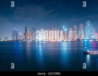 Numerosi hotel ed edifici residenziali e centri d'affari per uffici sulla riva di Dubai, Emirati Arabi Uniti. Il concetto di prezzo immobiliare Foto Stock
