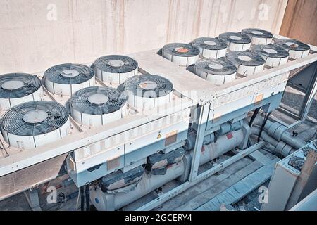Impianto di ventilazione e aria condizionata usurato e vecchio sul tetto di un edificio di grattacieli. Comando della climatizzazione e controllo tecnico Foto Stock