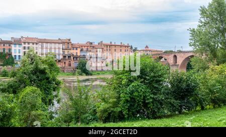 Montauban, bellissima città francese nel sud, vecchio ponte sul fiume Tarn, e case colorate Foto Stock