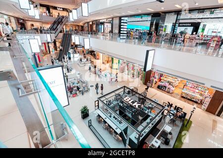 23 febbraio 2021, Dubai, Emirati Arabi Uniti: Gli acquirenti e i visitatori del centro commerciale Dubai Marina Mall vista dall'ultimo piano Foto Stock