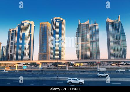 23 febbraio 2021, Dubai, Emirati Arabi Uniti: Vista della famosa Sheikh Zayed Road con traffico automobilistico e numerosi grattacieli hotel nella zona di Dubai Marina Foto Stock