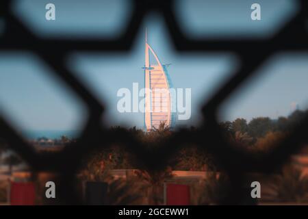 23 febbraio 2021, Dubai, Emirati Arabi Uniti: Famoso edificio del Burj al Arab Hotel come simbolo di lusso e di ricche vacanze a Dubai e negli Emirati Arabi Uniti. Vista attraverso Ara Foto Stock