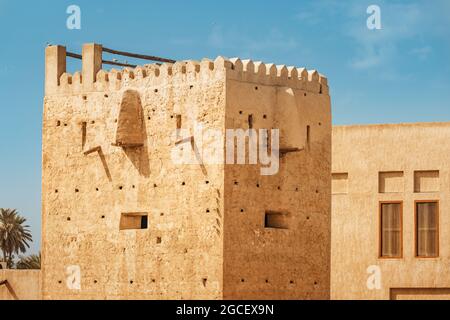 Vecchia torre di guardia architettura fortezza nel quartiere di Bur Dubai Deira. Viaggio storico e destinazione turistica Foto Stock