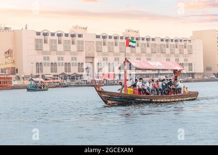 23 febbraio 2021, Dubai, Emirati Arabi Uniti: Barca in legno di abra dhow con RTA trasporta passeggeri che indossano maschere facciali da una riva del Dubai Creek all'altra Foto Stock