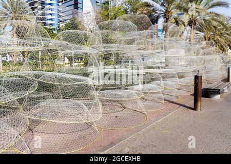 Molte reti metalliche per la cattura di gamberi e aragoste sono in attesa di pescherecci sul molo. Concetto di industria del pesce Foto Stock