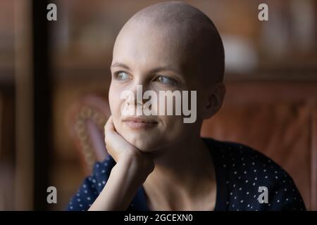 Positivo premuroso giovane donna senza capelli con il ritratto del cancro Foto Stock