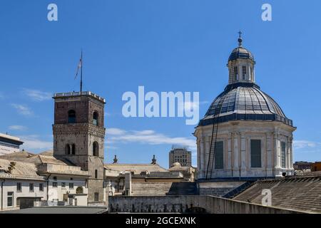 Vista sui tetti del centro di Genova con la cupola del Duomo di San Lorenzo e la Torre Grimaldina in una giornata di sole, Liguria, Italia Foto Stock