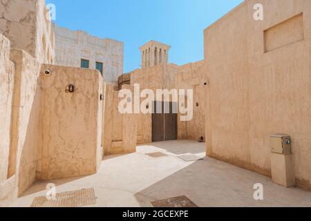 Il quartiere storico di Shindagha nel quartiere di Dubai Creek è una popolare attrazione turistica e turistica negli Emirati Arabi Uniti Foto Stock