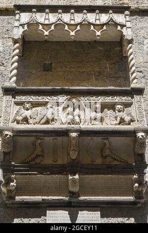 Pulpito esterno della Cattedrale di San Lorenzo con bassorilievo raffigurante Gesù tra i simboli dei quattro evangelisti, Genova, Liguria, Italia Foto Stock