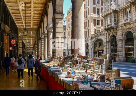 Mercato del libro di seconda mano sotto la galleria di Via XX Settembre nel centro di Genova, Liguria, Italia Foto Stock