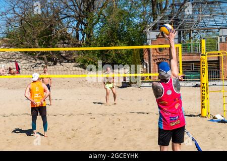 Regione di Kaliningrad, Russia, 10 maggio 2021. Gli uomini giocano a Beach volley. Giocatori di palla sulla spiaggia. Foto Stock