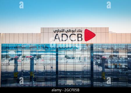 24 febbraio 2021, Dubai, Emirati Arabi Uniti: Il logo ADCB Bank sull'edificio del business center. Una popolare e nota istituzione finanziaria a Dubai Foto Stock