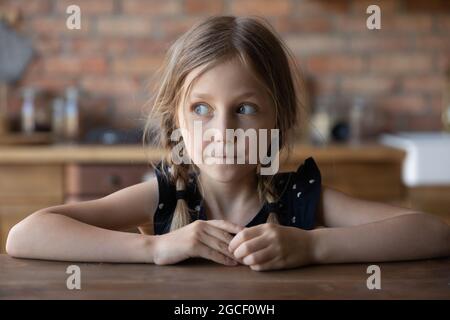 Colpo di testa di bambina sciocca con la faccia spavata colpevole Foto Stock