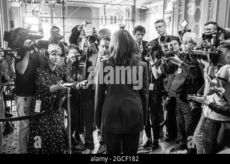 Il Vice Presidente Kamala Harris si rivolge ai media dopo aver presieduto un voto al Senato degli Stati Uniti, martedì 23 giugno 2021, presso il Campidoglio degli Stati Uniti a Washington, D.C. (Official White House Photo by Lawrence Jackson) Foto Stock