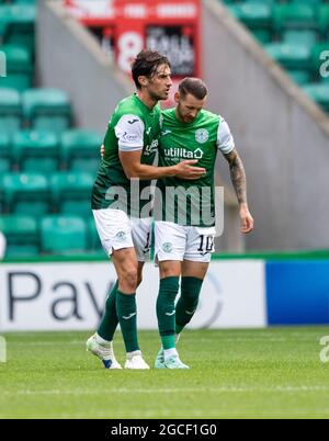 Edimburgo, Regno Unito. 8 agosto 2021. Cinch Premiership - Hibernian / Ross County 8/8/2021. L'Hibernian ospita Ross County nella Cinch Premiership allo Easter Road Stadium di Edimburgo, Midlothian, Regno Unito. PIC mostra: HibsÕ winger, Martin Boyle, si congratula con Joe Newell, il cantante di sinistra. Credit: Ian Jacobs/Alamy Live News Foto Stock