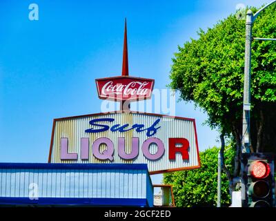Classic americana pubblicità segno Coca Cola e liquore Foto Stock